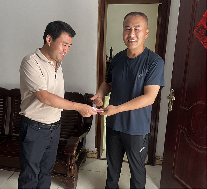 組織開(kāi)展“七一”慰問(wèn)困難黨員活動(dòng)